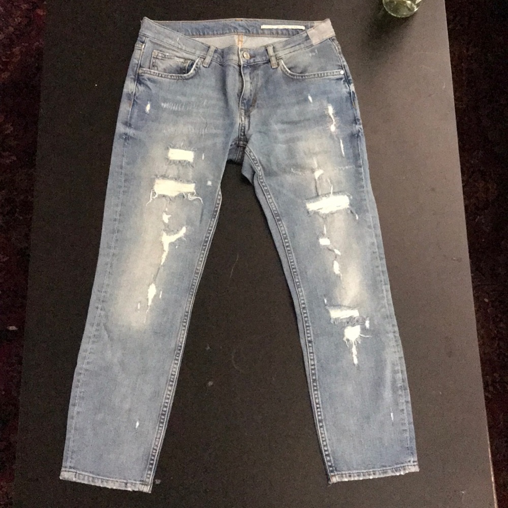 Zara destroyed light wash ankle/crop jeans